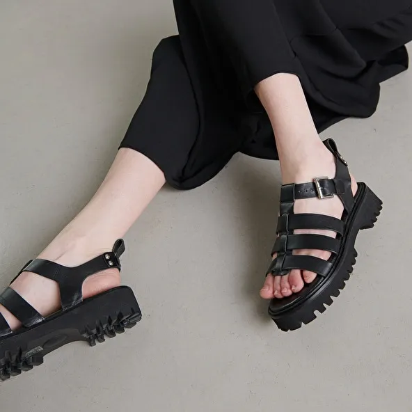 Open sandals in black leather