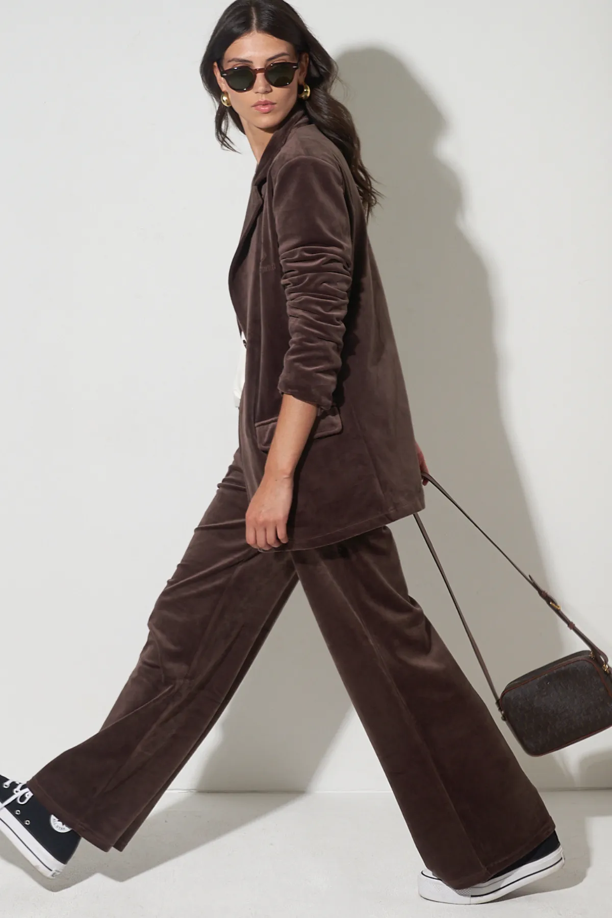 WIDE-LEG VELOUR TRACK PANTS IN BROWN