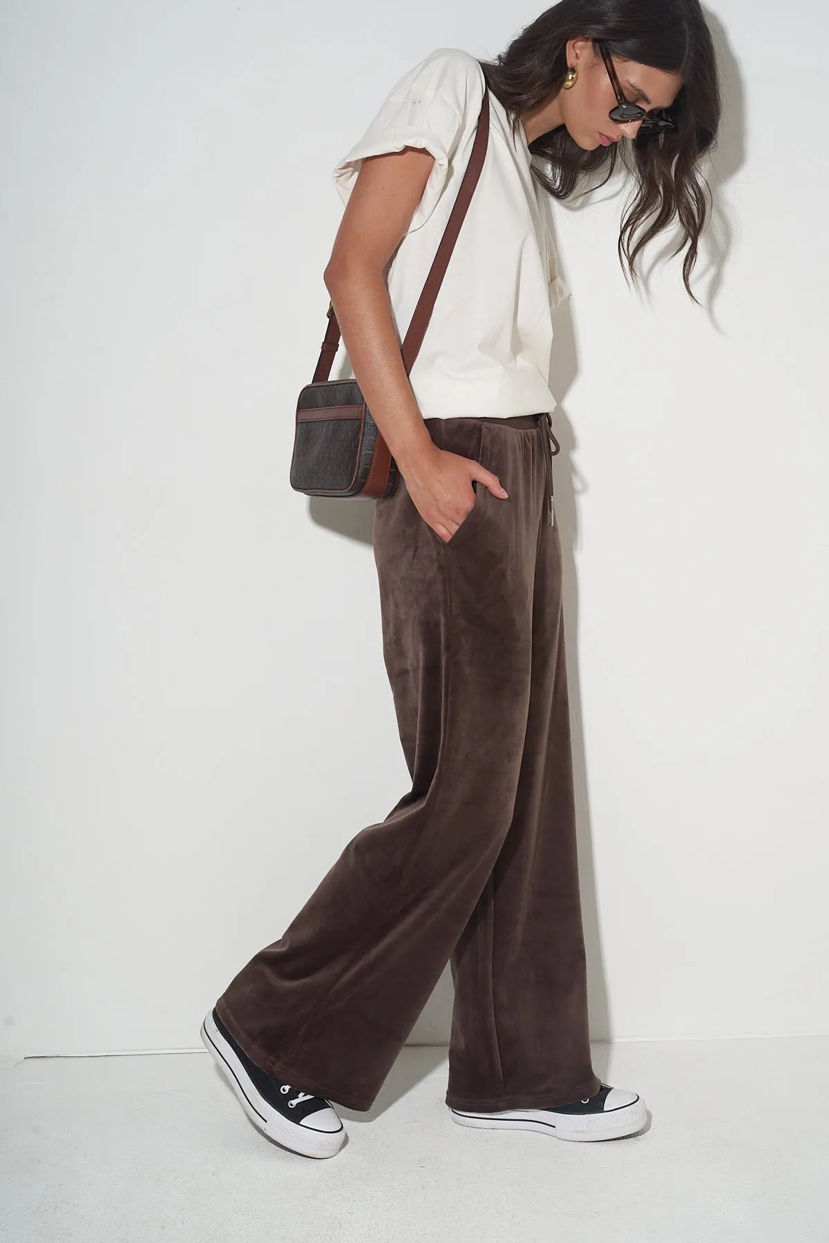 WIDE-LEG VELOUR TRACK PANTS IN BROWN